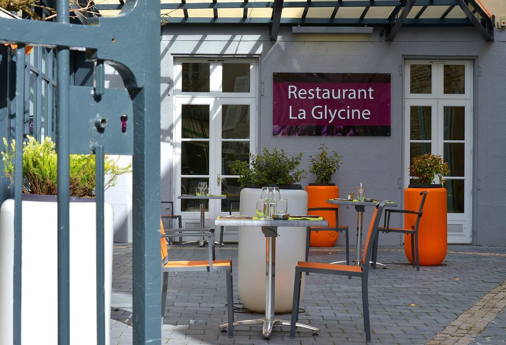 Logis Hotel-Restaurant Le Fontarabie フォントネー・ル・コント エクステリア 写真